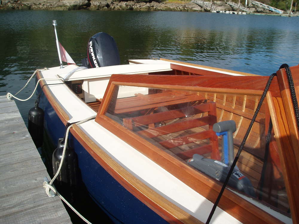 16 Lapstrake Speedboat. Classic Styling, Good Performance 